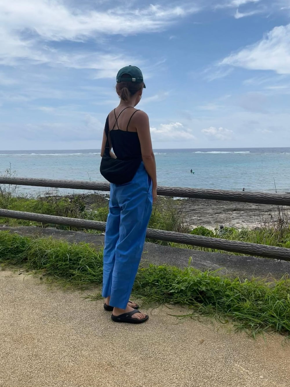 「ootd、アウトドアスタイル、海、うみ、沖縄、夏コーデ、うみコーデ、夏スタイル、oofos、outfit、旅行、家族旅行、ママコーデ、ママファッション、真夏コーデ」｜「OOFOSの■【OOFOS/ウーフォス】OOriginal：サンダル◆（サンダル、ブラック系）」を使った、ATTSUさん（レディース・163cm）の秋コーディネートの1枚目の写真