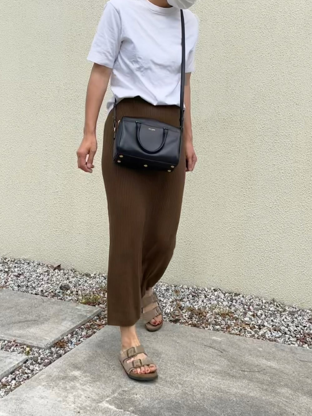 「大人カジュアル、休日コーデ、春夏コーデ、楽チンコーデ、シンプルコーデ、初夏コーデ、白Tシャツ、エイトン、ootd、ＧＷ、ママコーデ、ユニクロ、UNIQLO、スカートコーデ、ユニクロマメクロゴウチ」｜「BIRKENSTOCKのArizona Soft Footbed Suede  【ナロー幅】 ユニセックス（サンダル、ベージュ系）」を使った、ATTSUさん（レディース・163cm）の春コーディネートの1枚目の写真