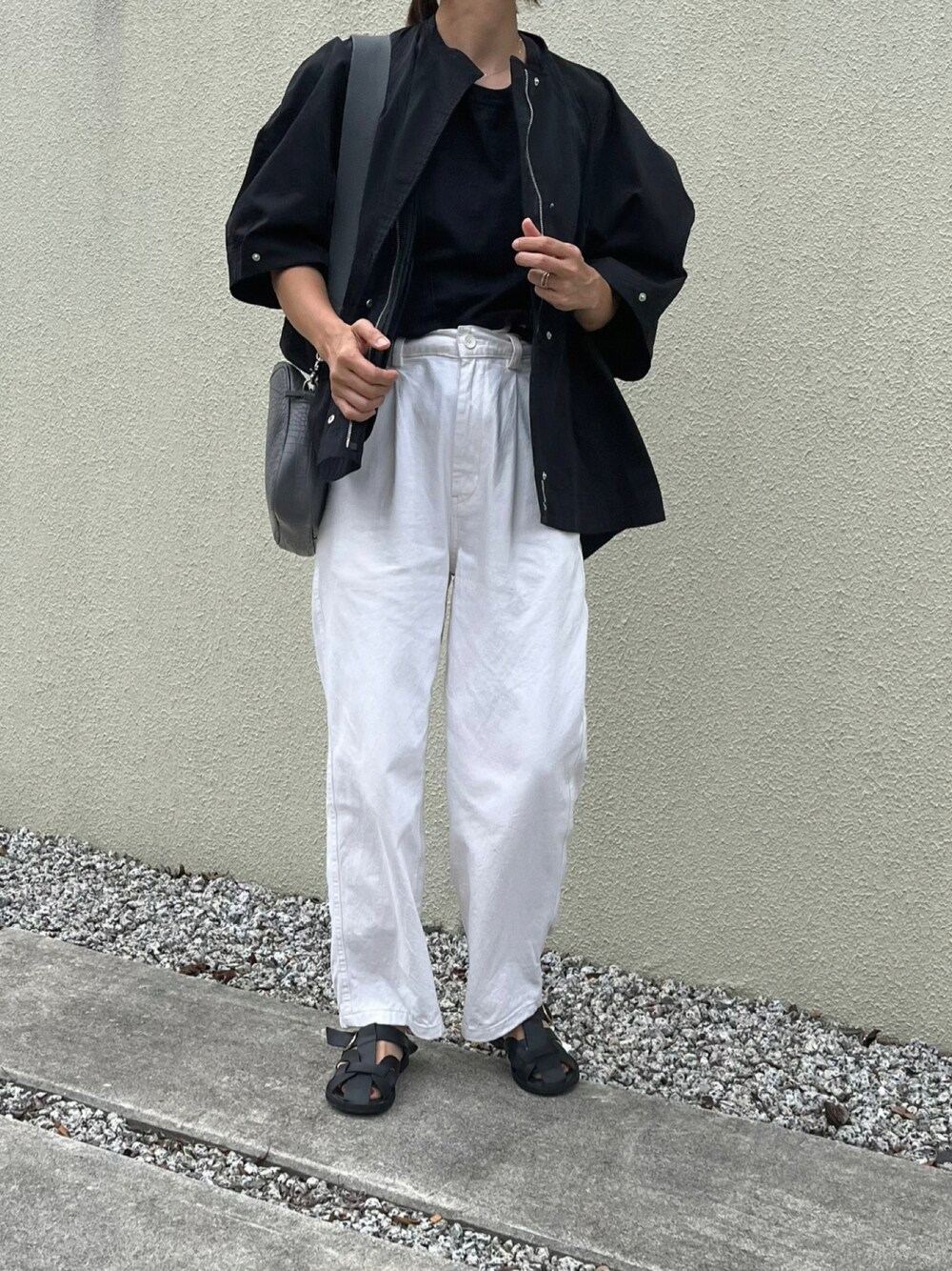 「オトナ女子、夏コーデ、お洒落さんとつながりたい、シンプルコーデ、パンツコーデ、大人コーデ、着回しコーデ、ママコーデ、今日のコーデ、白パンツ、GU、ZARA、モノトーンコーデ、モノトーン、シンプルスタイル」｜「ZARAのアイテム（サンダル、ブラック系）」を使った、ATTSUさん（レディース・163cm）の夏コーディネートの1枚目の写真