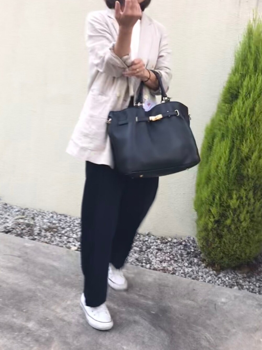 「このスタイルがお気に入り、大人女子、オトナカジュアル、春夏コーデ、ootd、シンプル、スニーカーコーデ、スニーカー、ママファッション、シンプルコーデ、スローブイエナ、ミロス、ママコーデ、リネンジャケット、リネン」｜「MILOSの【MILOS/ミロス】 ヒネリミドルバッグ（ハンドバッグ、ブラック系）」を使った、ATTSUさん（レディース・163cm）の夏コーディネートの1枚目の写真
