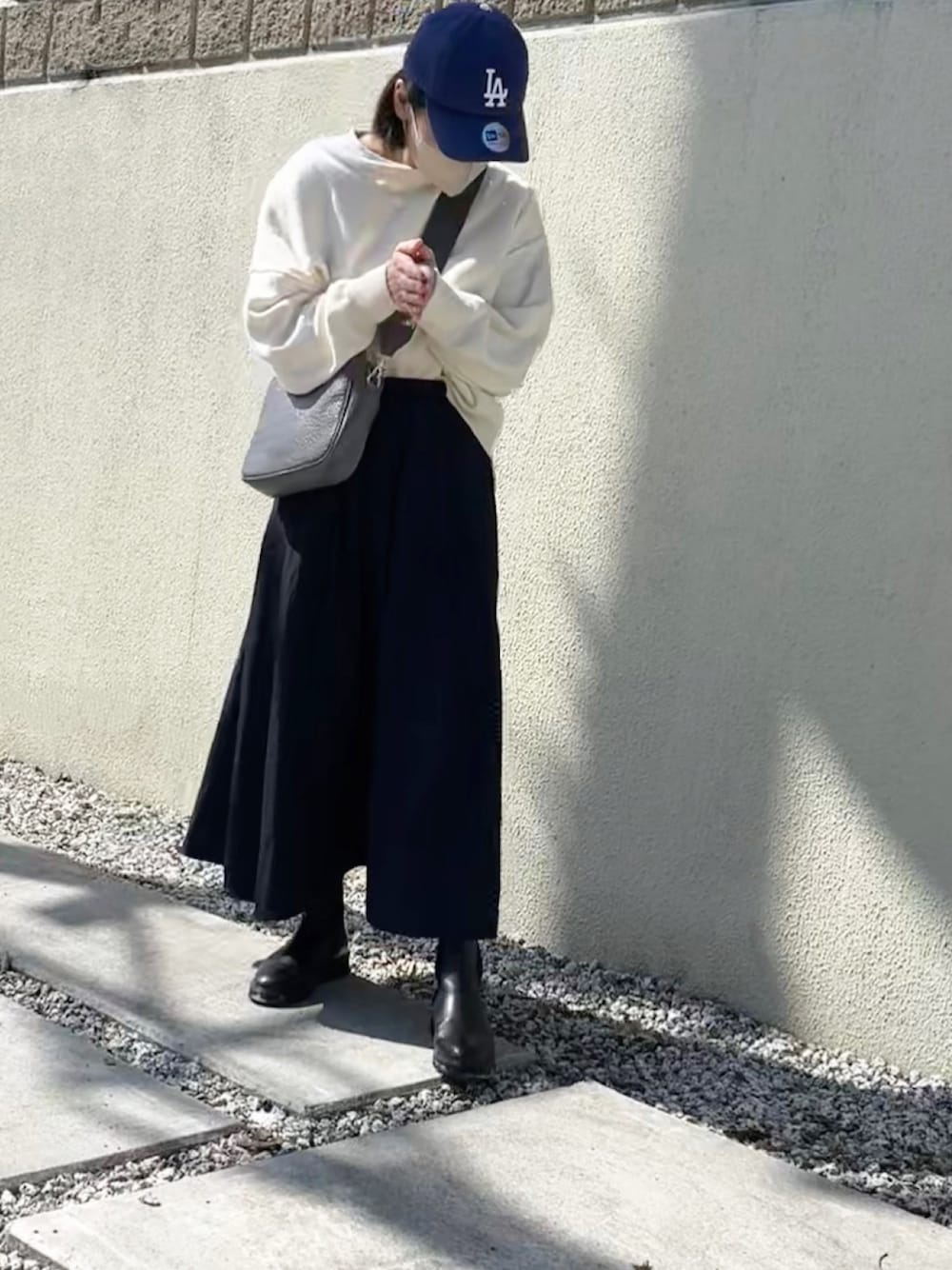 「カジュアルコーデ、シンプルスタイル、春服デビュー宣言、お洒落さんとつながりたい、オトナカジュアル、大人女子、スカートスタイル、大人コーデ、休日コーデ、休日スタイル、ママコーデ、サイドゴアブーツ、キャップ女子、ベイクルーズ、ママスタイル」｜「Spick & Spanの≪WEB限定追加≫ヘビータフタタックボリュームスカート（スカート、ブラック系）」を使った、ATTSUさん（レディース・163cm）の春コーディネートの1枚目の写真
