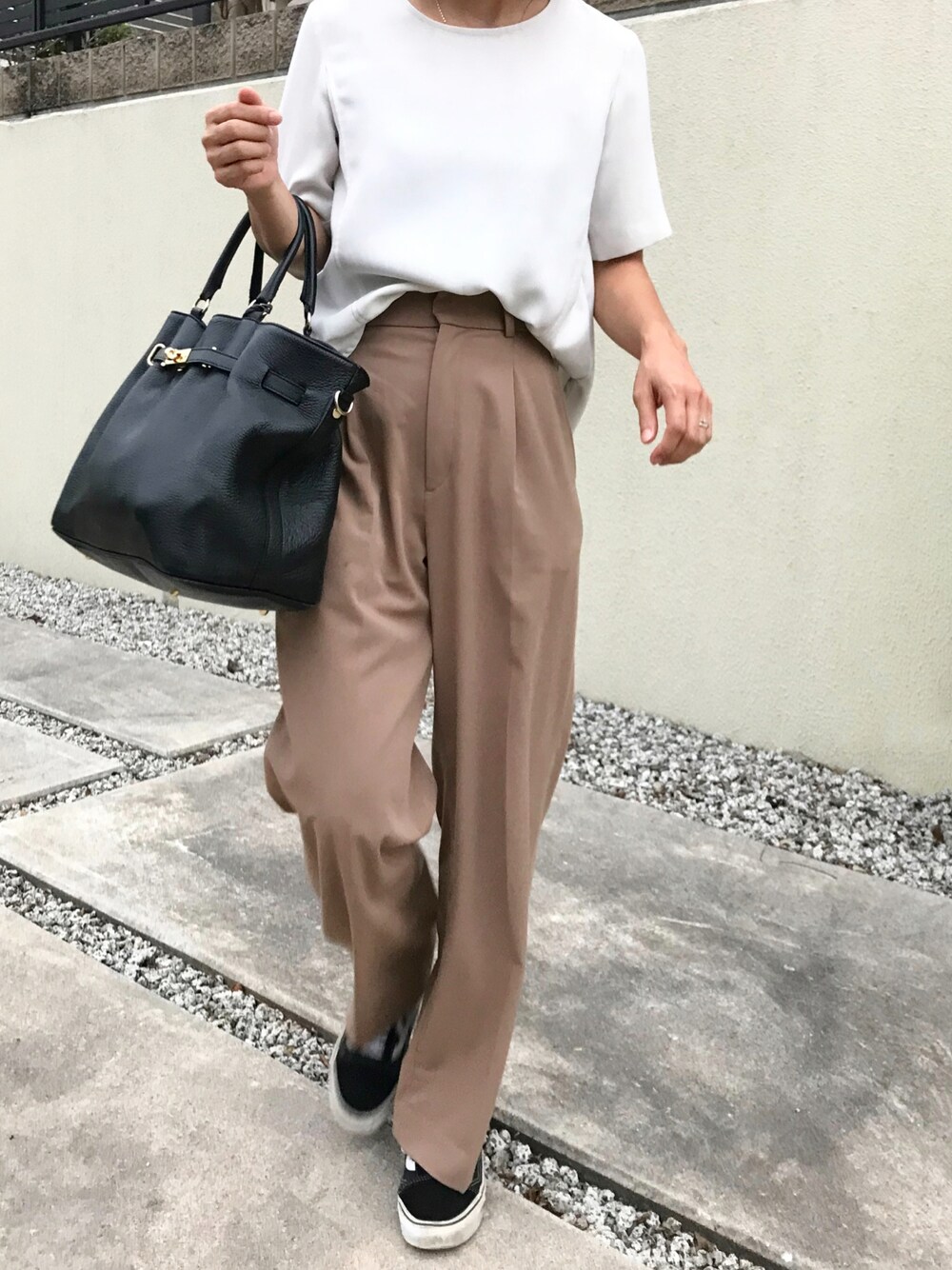 「みんなの白Tフェス、夏コーデ、シンプルコーデ、キレイめカジュアル、大人コーデ、夏、ootd、パンツスタイル、ベージュ、ミロス、男の子ママ、ママファッション、シンプルスタイル、UNIQLO、タックワイドパンツ」｜「MILOSの【MILOS/ミロス】 ヒネリミドルバッグ（ハンドバッグ、ブラック系）」を使った、ATTSUさん（レディース・163cm）の夏コーディネートの1枚目の写真