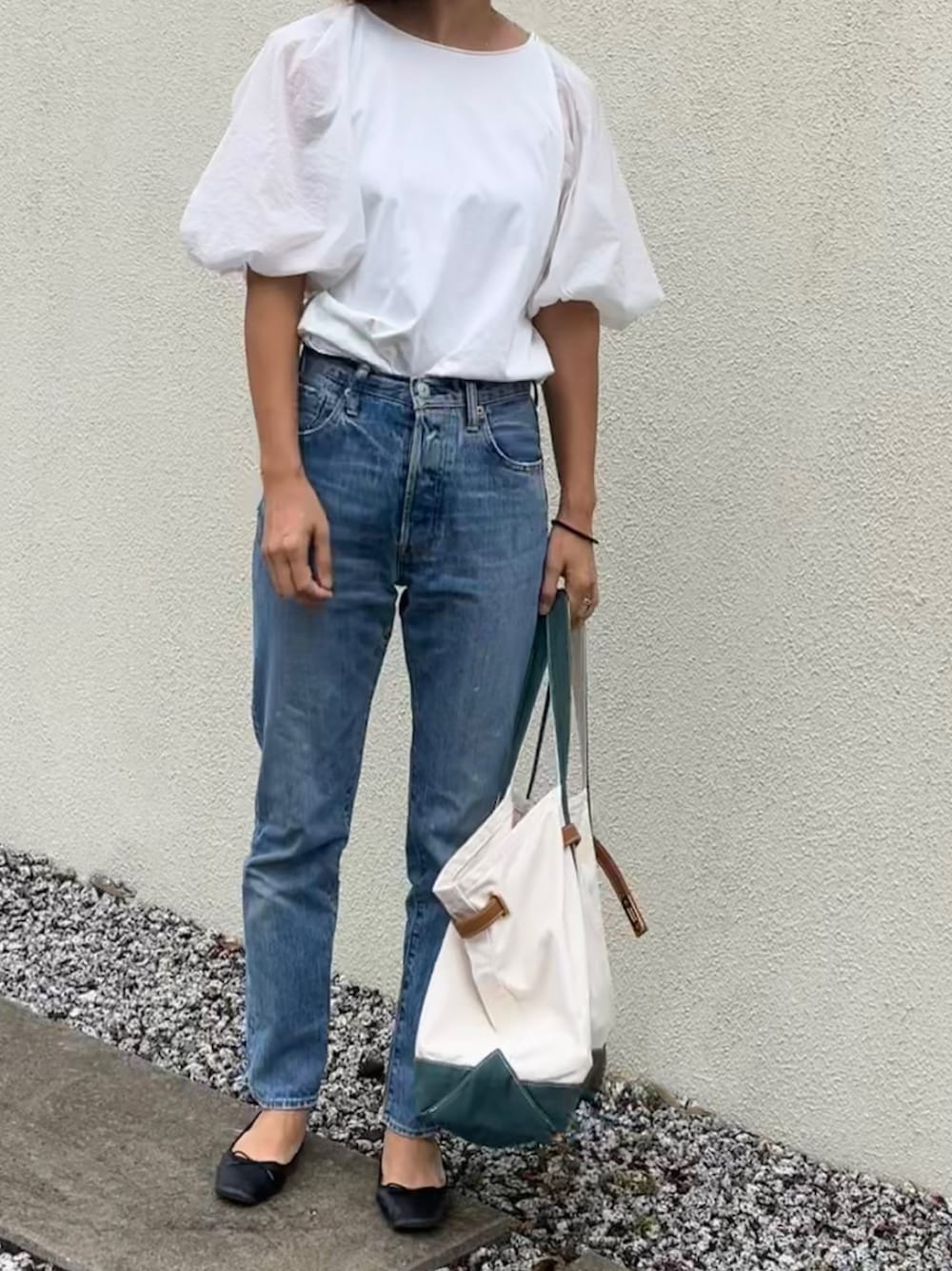 「秋服まるっと大公開、大人ファッション、休日スタイル、秋服準備はじめました、パンプス、デニム、デニムスタイル、ボリューム袖、デミルクスビームス、今日のコーデ、おしゃれさんと繋がりたい、ママコーデ、ママファッション、シンプルコーデ、シンプル」｜「sita paranticaのアイテム（トートバッグ、ホワイト系）」を使った、ATTSUさん（レディース・163cm）の秋コーディネートの1枚目の写真