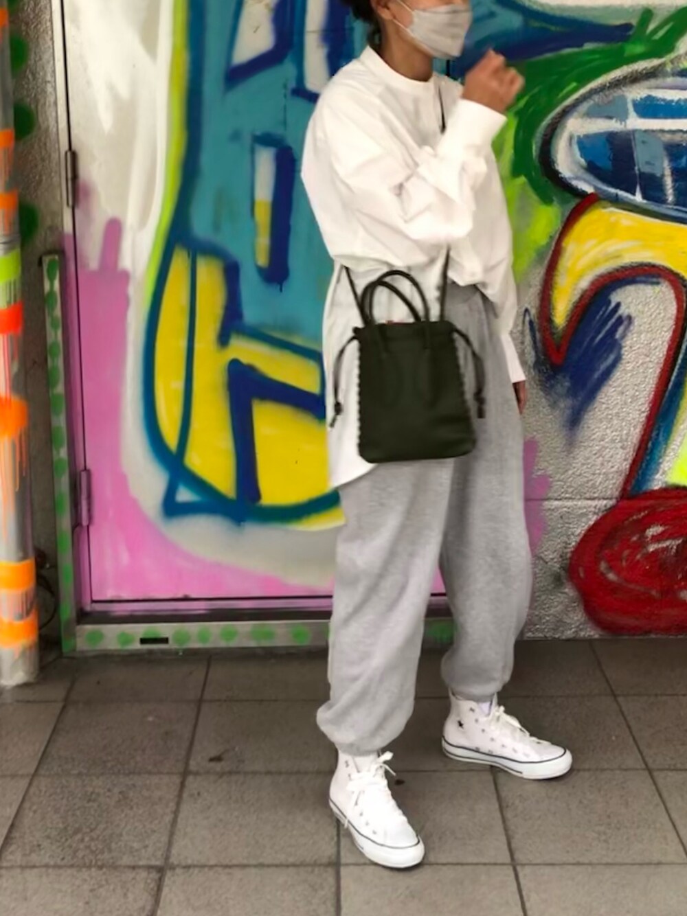 「冬コーデ、休日スタイル、ミニバック、スクエアバッグ、オトナ女子、オトナカジュアル、お出かけコーデ、プチプラ、楽チンコーデ、ママコーデ、ママファッション、シンプルコーデ」｜「CONVERSEのアイテム（スニーカー、ホワイト系）」を使った、ATTSUさん（レディース・163cm）の秋コーディネートの1枚目の写真