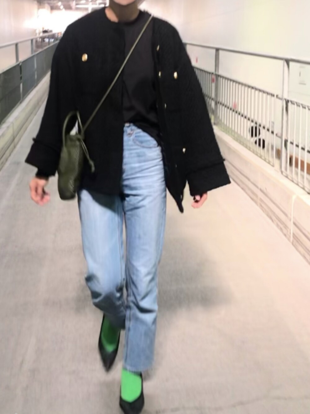 「今日のコーデ、おしゃれさんと繋がりたい、ootd、デニム、ショルダーバッグ、ユニクロ、ジーユー(GU)、ジーユー、男の子ママ、兄弟ママ、デニムスタイル、デニムコーデ、ツイードジャケット、寒かった日、シンプルコーデ」｜「GUのアイテム（デニムパンツ、ブルー系）」を使った、ATTSUさん（レディース・163cm）の春コーディネートの1枚目の写真