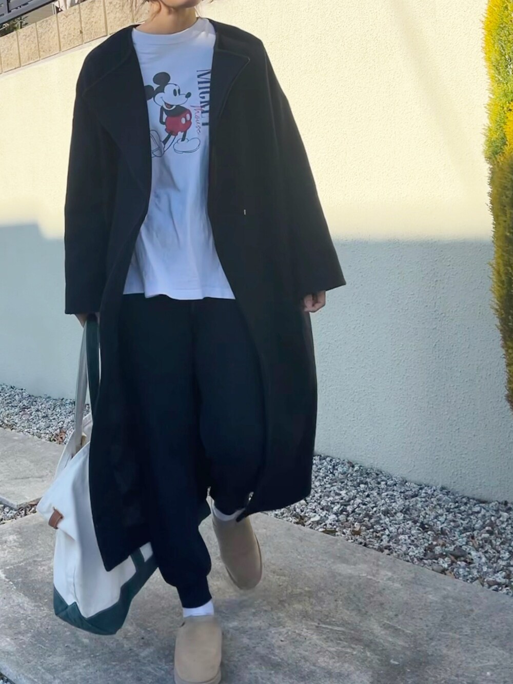 「カジュアルコーデ、シンプルコーデ、大人女子、楽チンコーデ、お洒落さんとつながりたい、オトナカジュアル、ootd、ママコーデ、ニットパンツ、ミッキーT、冬コーデ、今日の服、ママファッション、スイコック、ムートンシューズ」｜「AMERICAN RAG CIEのアイテム（Tシャツ/カットソー、ホワイト系）」を使った、ATTSUさん（レディース・163cm）の冬コーディネートの1枚目の写真