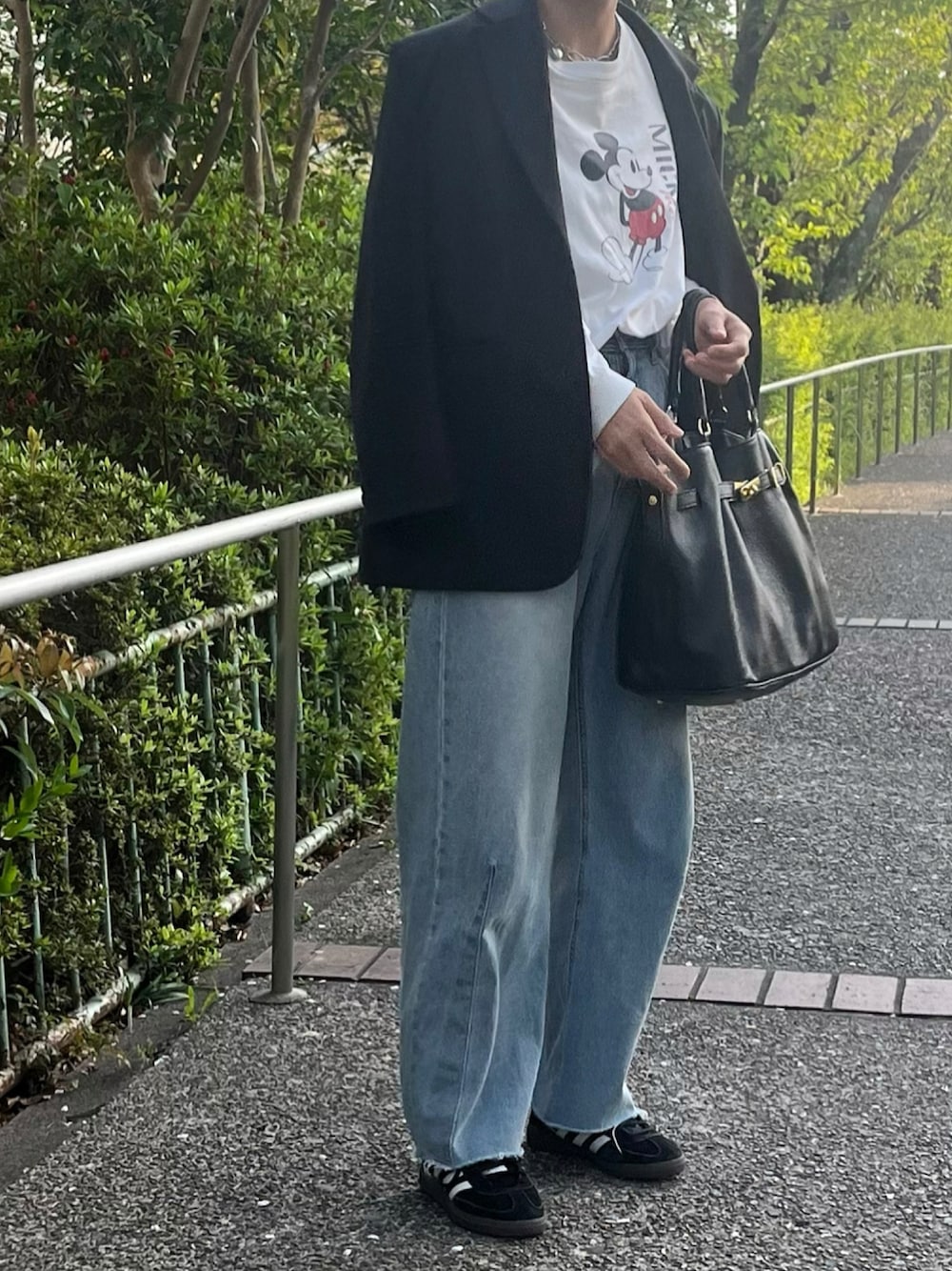 「大人カジュアル、春服コーデ、大人ファッション、ラフコーデ、今日のコーデ、mickey、adidas、デニム、スニーカーコーデ、きょコ、ジャケットスタイル、ジャケット×デニム、ママファッション、ママコーデ、デニムスタイル」｜「adidasのadidas HANDBALL SPEZIAL / アディダス ハンドボール スペツィアル（スニーカー、ブラック系）」を使った、ATTSUさん（レディース・163cm）の春コーディネートの1枚目の写真