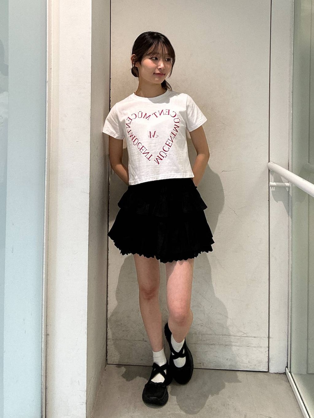 「差し色コーデ、ワントーン、ALAND、新作、Tシャツ、夏コーデ、春コーデ、休日コーデ、ミニスカート、韓国系、韓国ファッション」｜「3.3 Field Trip の3.3 Field Trip／リボアツゾコシューズ2（パンプス、ブラック系）」を使った、ｱｶﾘさん（レディース・161cm）の春コーディネートの1枚目の写真