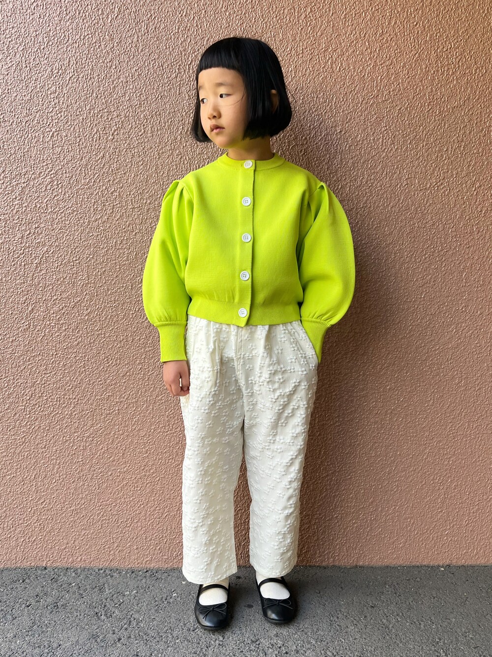 「春服デビュー宣言、ビビッドカラー、白パンツ、カーディガン、春コーデ、バレエシューズ、ビタミンカラー、シンプルコーデ、ボリューム袖」｜「LOWRYS FARMのＢＩＧパフカーディガン　177365（カーディガン/ボレロ、イエロー系）」を使った、KIYOKOHさん（キッズ・120cm）の春コーディネートの1枚目の写真