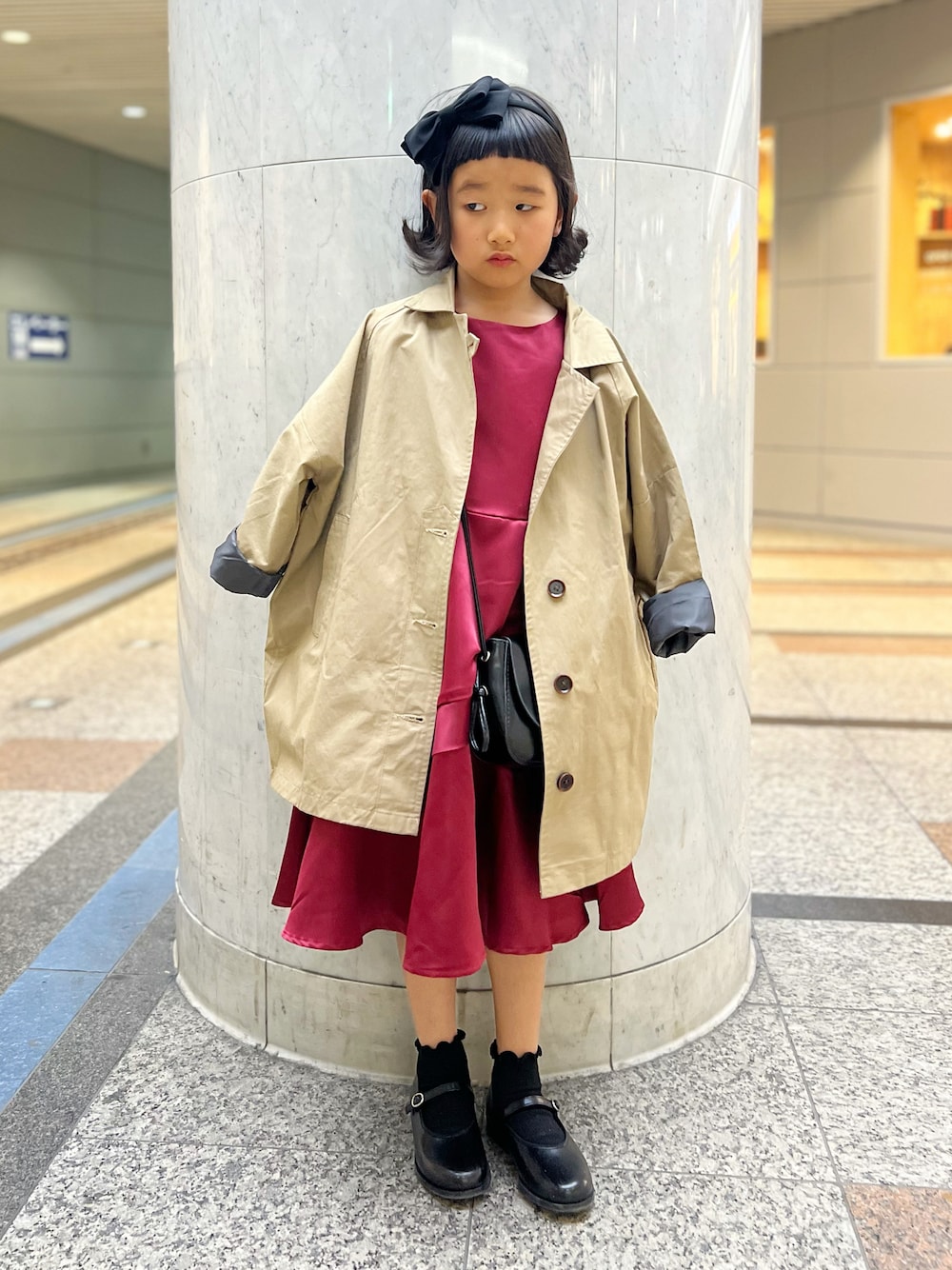 「お出かけコーデ日記、スカート、ワンピース、トレンチコート、休日スタイル、カチューシャ、パンプス、ポシェット」｜「Catherine Cottageのアリスのシフォンリボンカチューシャ（カチューシャ、ブラック系）」を使った、KIYOKOHさん（キッズ・110cm）の春コーディネートの1枚目の写真