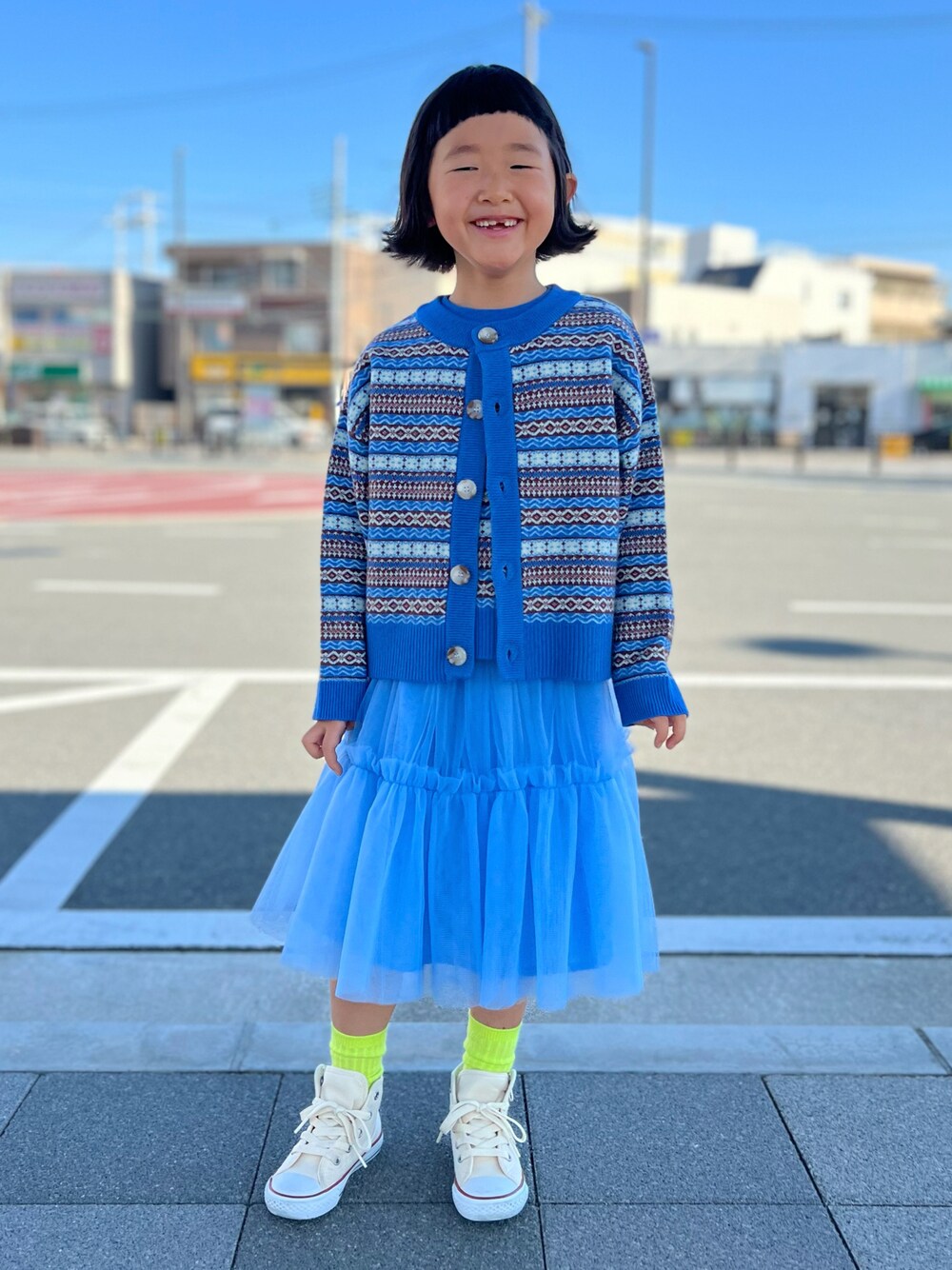 「ワントーンコーデ、カーディガン、おでかけコーデ、カラーソックス、ネオンカラー、ハイカットスニーカー、ニット、スカート、休日スタイル、カラーニット」｜「LOWRYS FARMのＪＱニットベスト　168990（ベスト、ブルー系）」を使った、KIYOKOHさん（キッズ・110cm）の秋コーディネートの1枚目の写真