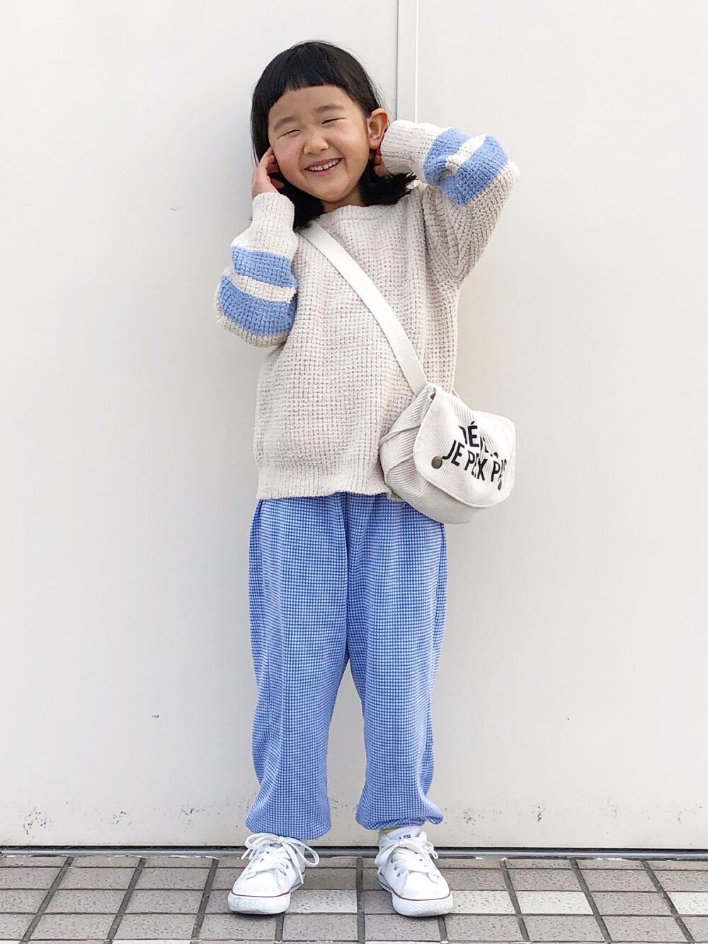 「春コーデ、シンプルコーデ、休日スタイル、コンバース、モッズコート、韓国子供服、パステル映える春、春ニット、白スニーカー、淡色コーデ、カジュアルコーデ、スウェットパンツ、カラーパンツ」｜「dress monsterのdress monster（パンツ、ブルー系）」を使った、KIYOKOHさん（キッズ・110cm）の春コーディネートの1枚目の写真