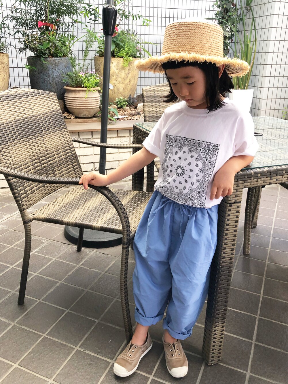 「ごきげんウィーク、春夏コーデ、シンプルコーデ、スリッポン、白Tシャツ、韓国子供服、ハット、麦わら帽子、休日スタイル、カラー×コーデ」｜「tototo&のアイテム（Tシャツ/カットソー、ホワイト系）」を使った、KIYOKOHさん（キッズ・110cm）の春コーディネートの1枚目の写真