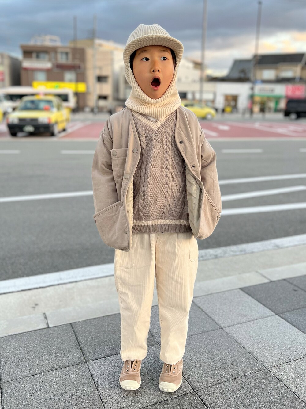 「バラクラバ、ニット帽、オールホワイト、ワントーンコーデ、冬コーデ、レイヤードスタイル、ZARA、キルティングジャケット、スリッポン、ホワイトコーデ、コーデュロイ、マフラーぐるぐる」｜「ZARAのアイテム（ニットキャップ/ビーニー、ホワイト系）」を使った、KIYOKOHさん（キッズ・110cm）の冬コーディネートの1枚目の写真