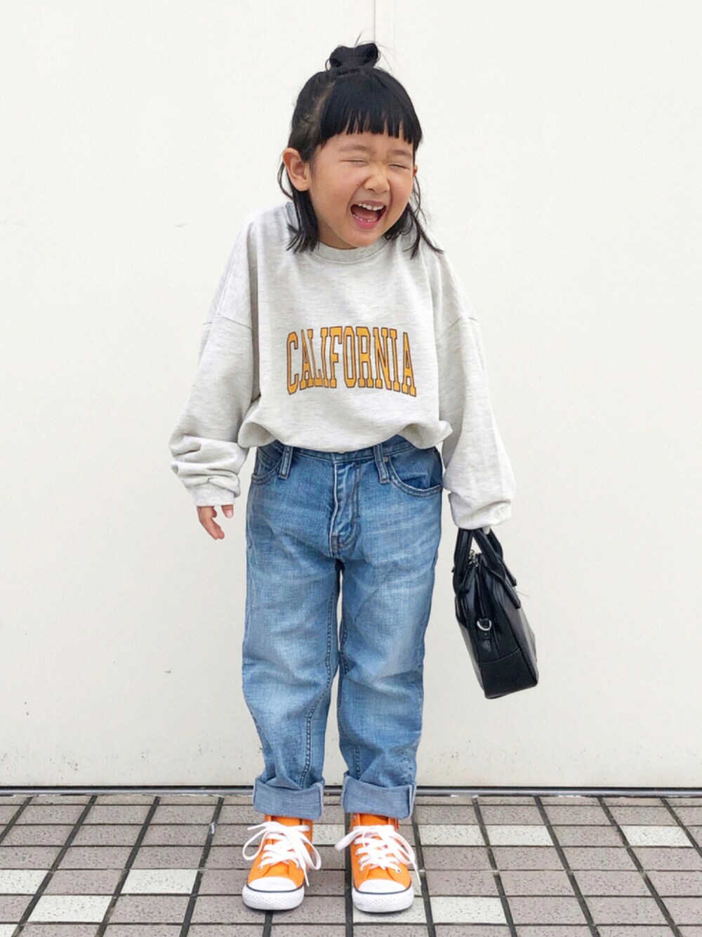「スニーカー、コンバース、ビッグシルエット、オーバーサイズ、デニムパンツ、ロゴスウェット、タックイン、ハイカットスニーカー、韓国子供服、カジュアルコーデ、秋コーデ、ボリューム袖」｜「koreaのアイテム（スウェット、ベージュ系）」を使った、KIYOKOHさん（キッズ・110cm）の秋コーディネートの1枚目の写真
