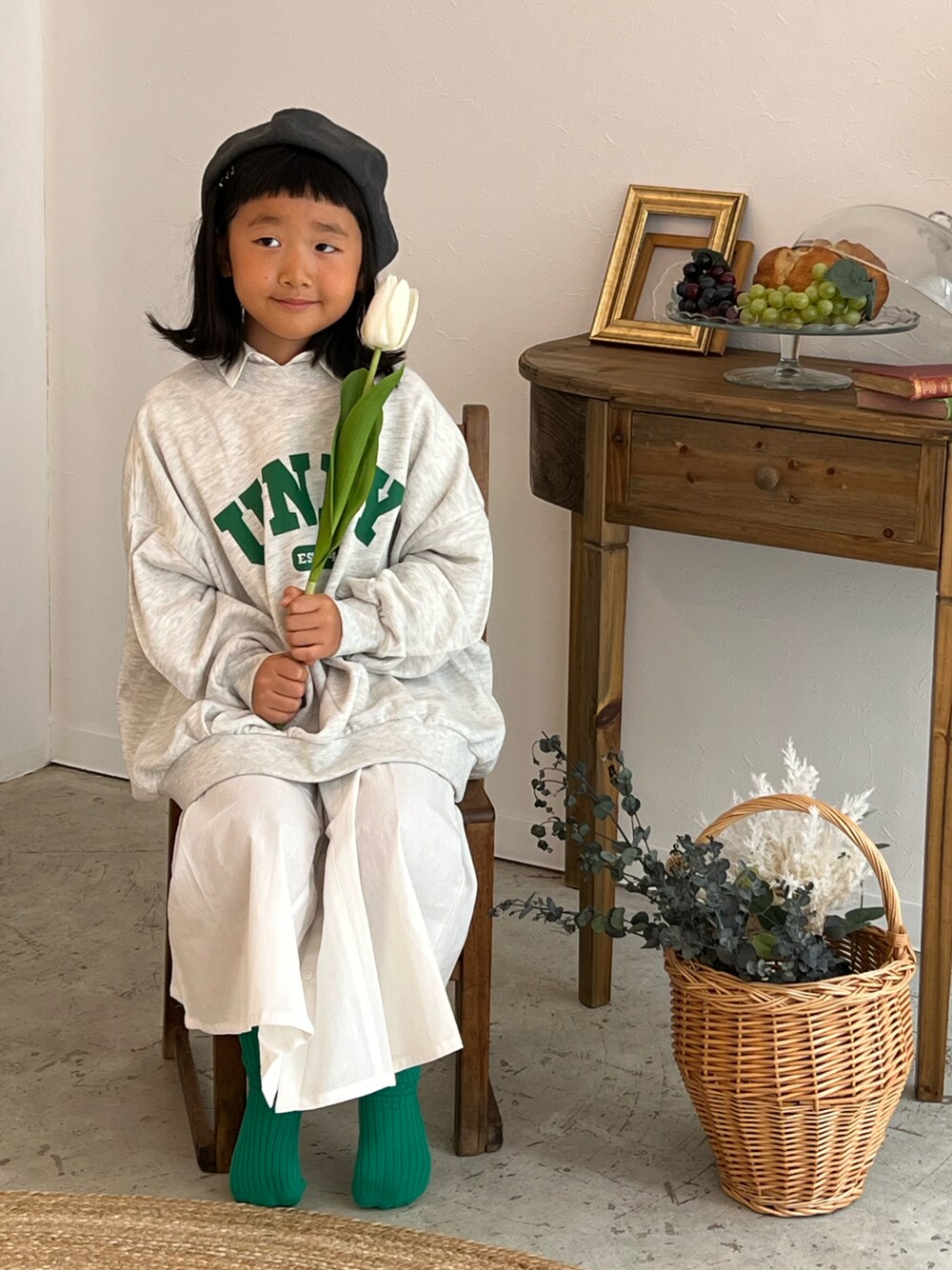 「秋服まるっと大公開、お出かけコーデ、休日スタイル、シャツスタイル、レイヤードスタイル、ベレー帽、グリーン、ロゴスウェット」｜「NHTのNHT/エヌエイチティー シャツワンピース（ワンピース、ホワイト系）」を使った、KIYOKOHさん（キッズ・120cm）の秋コーディネートの1枚目の写真