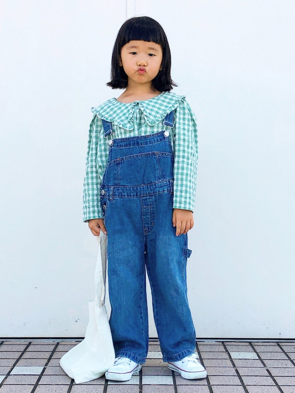 「デニム、コンバース、ブラウス、トートバッグ、オーバーオール、白スニーカー、韓国子供服、シンプルコーデ、くすみカラー、ビッグカラー、秋服準備はじめました、ラブアンドピース2021、チェッカーず2021、ギンガムチェック、チェック」｜「monmimiのアイテム（シャツ/ブラウス、グリーン系）」を使った、KIYOKOHさん（キッズ・110cm）の秋コーディネートの1枚目の写真