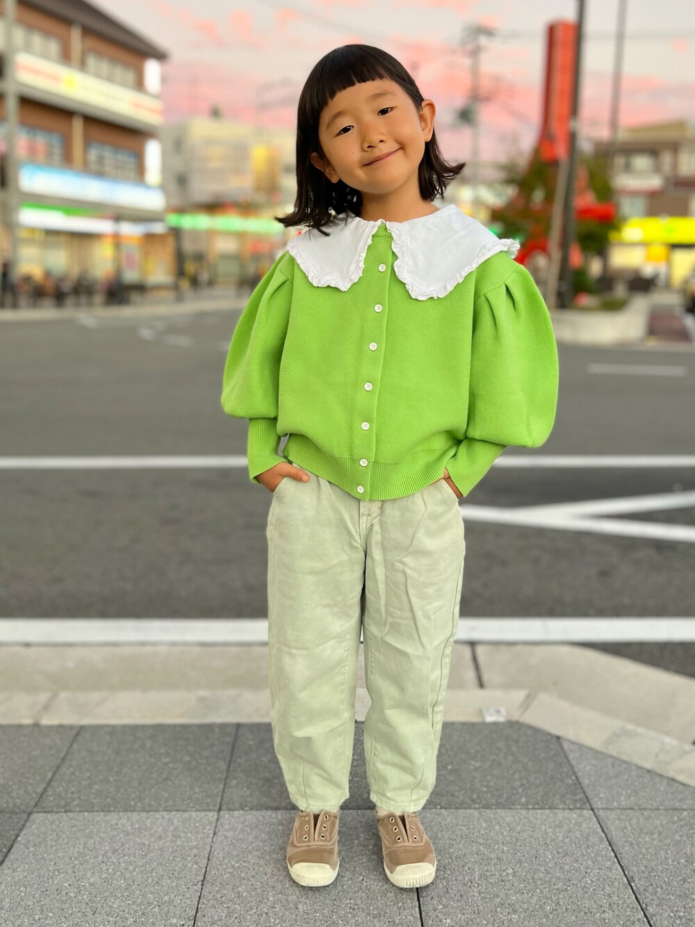 「秋ルック紹介するよ、カーディガン、カジュアルコーデ、ボリューム袖、ビッグカラー、レイヤードスタイル、グリーン、ワントーンコーデ、スリッポン、カラーニット」｜「LOWRYS FARMのビッグパフカーディガン　166613（カーディガン/ボレロ、グリーン系）」を使った、KIYOKOHさん（キッズ・110cm）の秋コーディネートの1枚目の写真