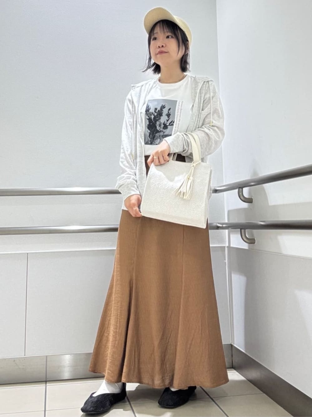 「きれいめカジュアル、大人カジュアル、休日スタイル、マーメイドスカート、Tシャツコーデ、スカートコーデ、初夏コーデ、UVカットフルジップパーカー、キャップコーデ、ITS'DEMO」｜「ITS'DEMOの【定番人気／手洗い可／M・L展開】UVカットパーカー（パーカー、グレー系）」を使った、ITS'DEMOスタッフさん（レディース・150cm）の春コーディネートの1枚目の写真