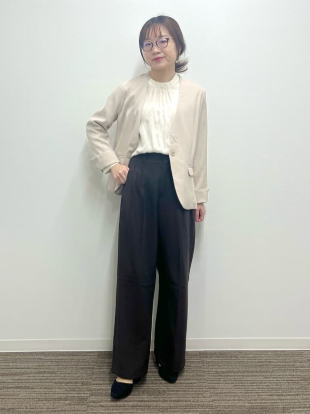 ベージュ系のノーカラージャケット、ホワイト系のシャツ/ブラウスを着用したレディースの冬コーディネートの1枚目の写真