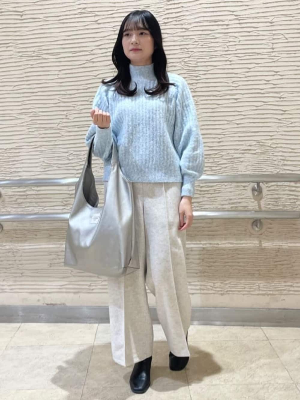 「冬のコーデ、オトナカジュアル、ラクチンコーデ、水色ニット、水色、水色×白、水色コーデ、メルトン、メルトンパンツ、シルバーバッグ、ITSDEMO」｜「ITS'DEMOの【履き心地柔らか／太めヒール／M・Lサイズ展開】ラインヒールブーツ（ブーツ、ブラック系）」を使った、ITS'DEMOスタッフさん（レディース・158cm）の冬コーディネートの1枚目の写真