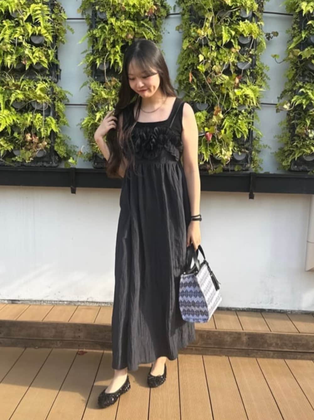 「夏ファッション、大人かわいい、オトナカジュアル、ワンピースコーデ、夏のワントーンコーデ、夏の黒ワンピ、夏のブラックコーデ、ブラックコーデ、フェミニン×カジュアル、ITS’DEMO」｜「ITS'DEMOの【手洗い可】ワッシャーサテンキャミワンピース（ワンピース、ブラック系）」を使った、ITS'DEMOスタッフさん（レディース・163cm）の春コーディネートの1枚目の写真