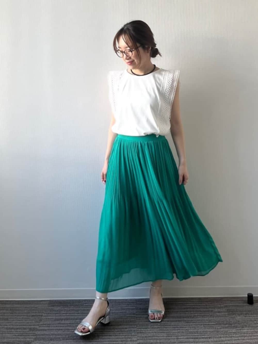 「ノースリーブ、夏ファッション、きれいめコーデ、プリーツスカート、涼しげコーデ、フェミニンコーデ、ITS'DEMO」｜「ITS'DEMOの【洗濯機OK】ショルダーレースプルオーバー（Tシャツ/カットソー、ホワイト系）」を使った、ITS'DEMOスタッフさん（レディース・156cm）の夏コーディネートの1枚目の写真