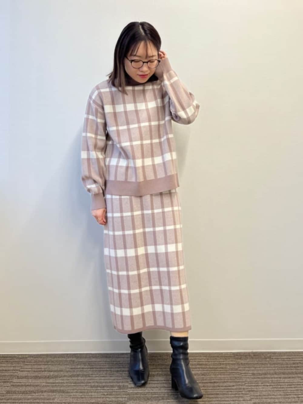 ベージュ系のセットアップを着用したレディースの冬コーディネートの1枚目の写真