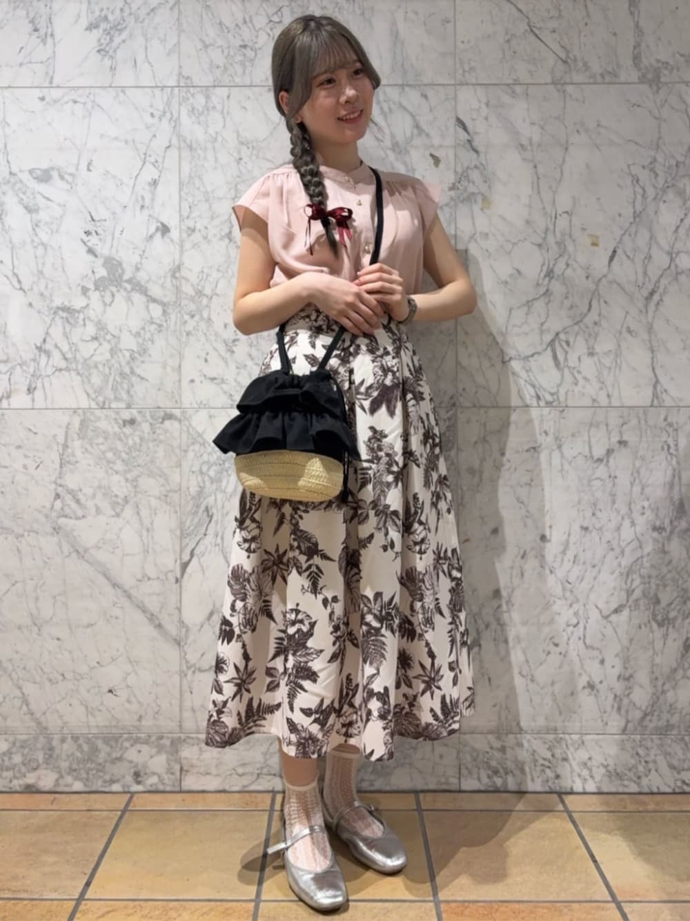 「夏コーデ、ピンクシャツ、お出かけコーデ、夏服、大人可愛い、大人かわいい、フェミニン、ピンクコーデ、ITS'DEMO」｜「ITS'DEMOの【清涼感／手洗い可】麻調前開きブラウス（シャツ/ブラウス、ピンク系）」を使った、ITS'DEMOスタッフさん（レディース・158cm）の夏コーディネートの1枚目の写真
