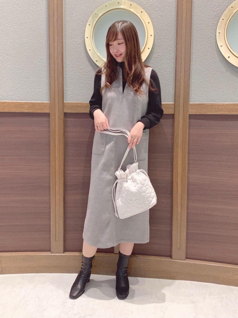 「きれいめカジュアル、ワンピース、ジャンパースカート、モノトーン、メルトン、秋冬コーデ、キティちゃんコラボ」｜「ITS'DEMOの【履き心地柔らか／太めヒール／M・Lサイズ展開】ラインヒールブーツ（ブーツ、ブラック系）」を使った、ITS'DEMOスタッフさん（レディース・160cm）の秋コーディネートの1枚目の写真