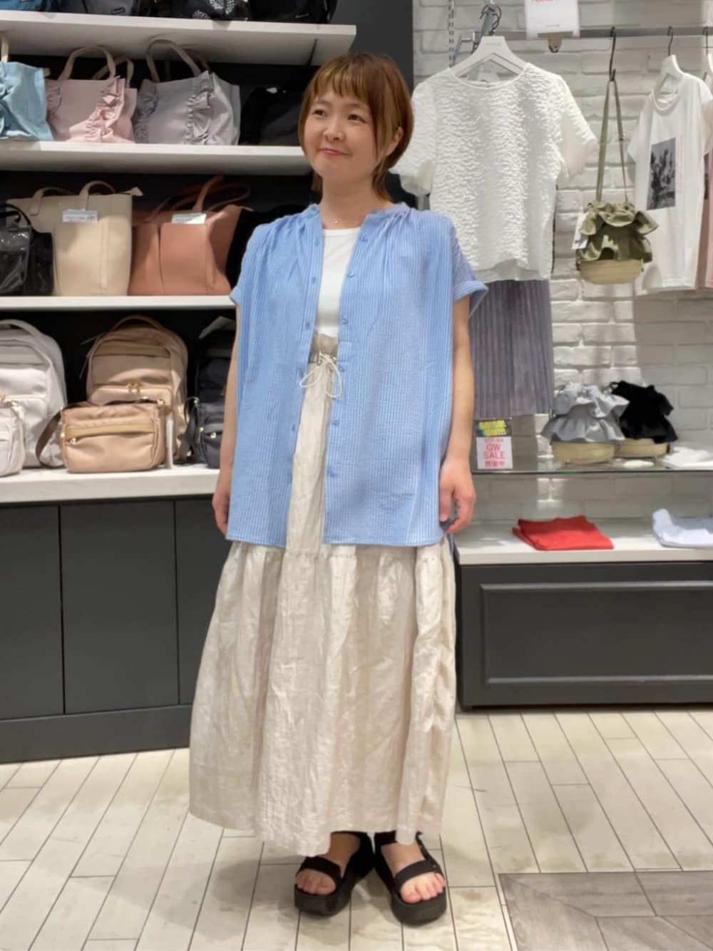 「夏コーデ、シャツスタイル、シャツコーデ、異素材ワンピース、サックスブルー×ホワイト、オトナカジュアル、大人カジュアル、150cm台コーデ、ITS'DEMO」｜「ITS'DEMOの【洗濯機OK／洗濯後しわになりにくい】カットサッカー前開きプルオーバー（シャツ/ブラウス、ブルー系）」を使った、ITS'DEMOスタッフさん（レディース・153cm）の夏コーディネートの1枚目の写真