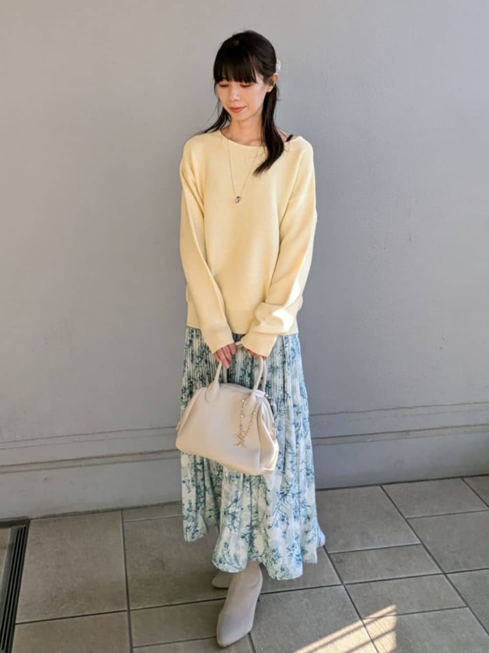 「春コーデ、春カラー、イエロー×グリーン、イエローニット、花柄スカート、フェミニンコーデ、ITSDEMO」｜「ITS'DEMOの【アンチピリング／マシンウォッシャブル】ガーター編みニット（ニット/セーター、イエロー系）」を使った、ITS'DEMOスタッフさん（レディース・152cm）の春コーディネートの1枚目の写真