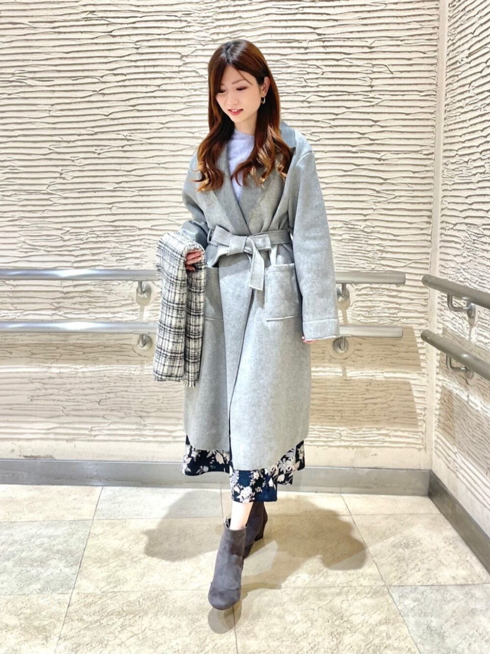 「ロングコート、ガウンコート、花柄スカート、冬コーデ、キレイめコーデ、大人かわいい」｜「ITS'DEMOの【手洗い可／後ろウエストゴム】シャンタン花柄スカート（スカート、ブルー系）」を使った、ITS'DEMOスタッフさん（レディース・158cm）の秋コーディネートの1枚目の写真