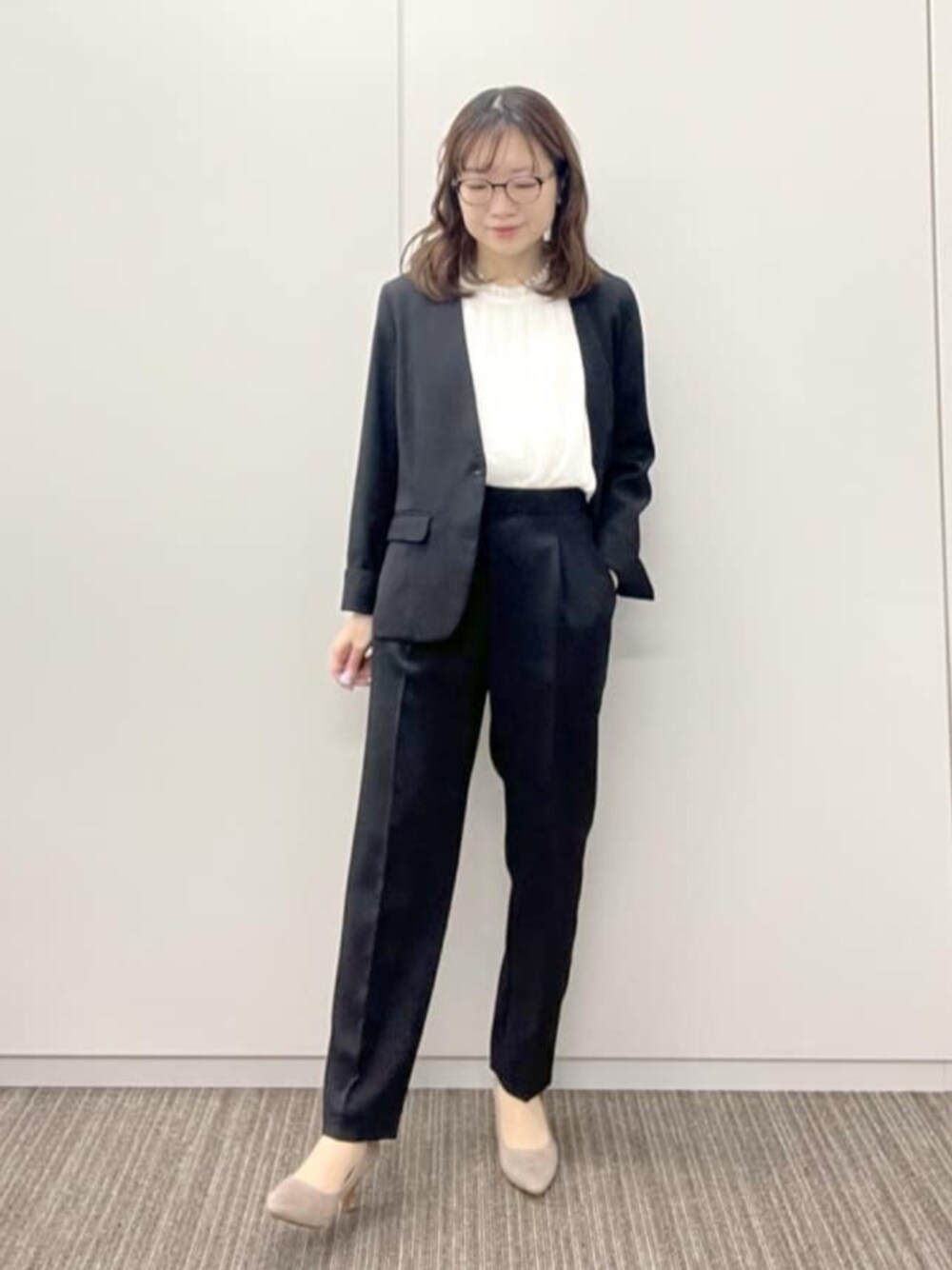 ブラック系のその他パンツ、ブラック系のノーカラージャケット、ホワイト系のシャツ/ブラウスを着用したレディースの冬コーディネートの1枚目の写真