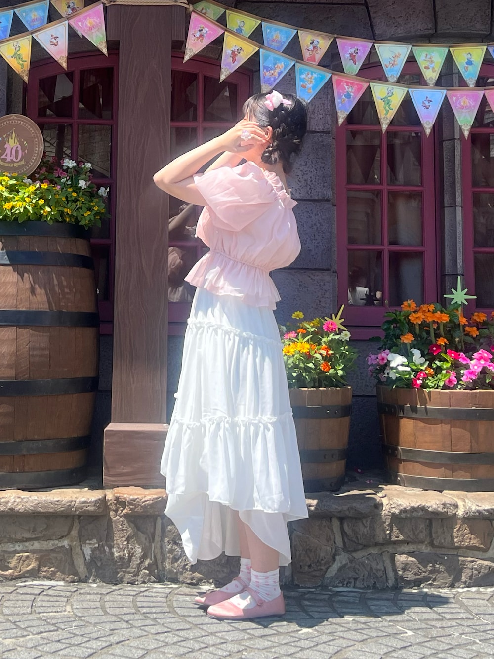 「ディズニーコーデ、ディズニーランド、マリーちゃんコーデ、ピンク、白、ガーリー、ガーリーコーデ、バレーシューズ、夏コーデ、ピンクコーデ、低身長女子」｜「Samansa Mos2のサテンワンストラップシューズ（その他シューズ、ピンク系）」を使った、momotokomomoさん（レディース・154cm）の夏コーディネートの1枚目の写真