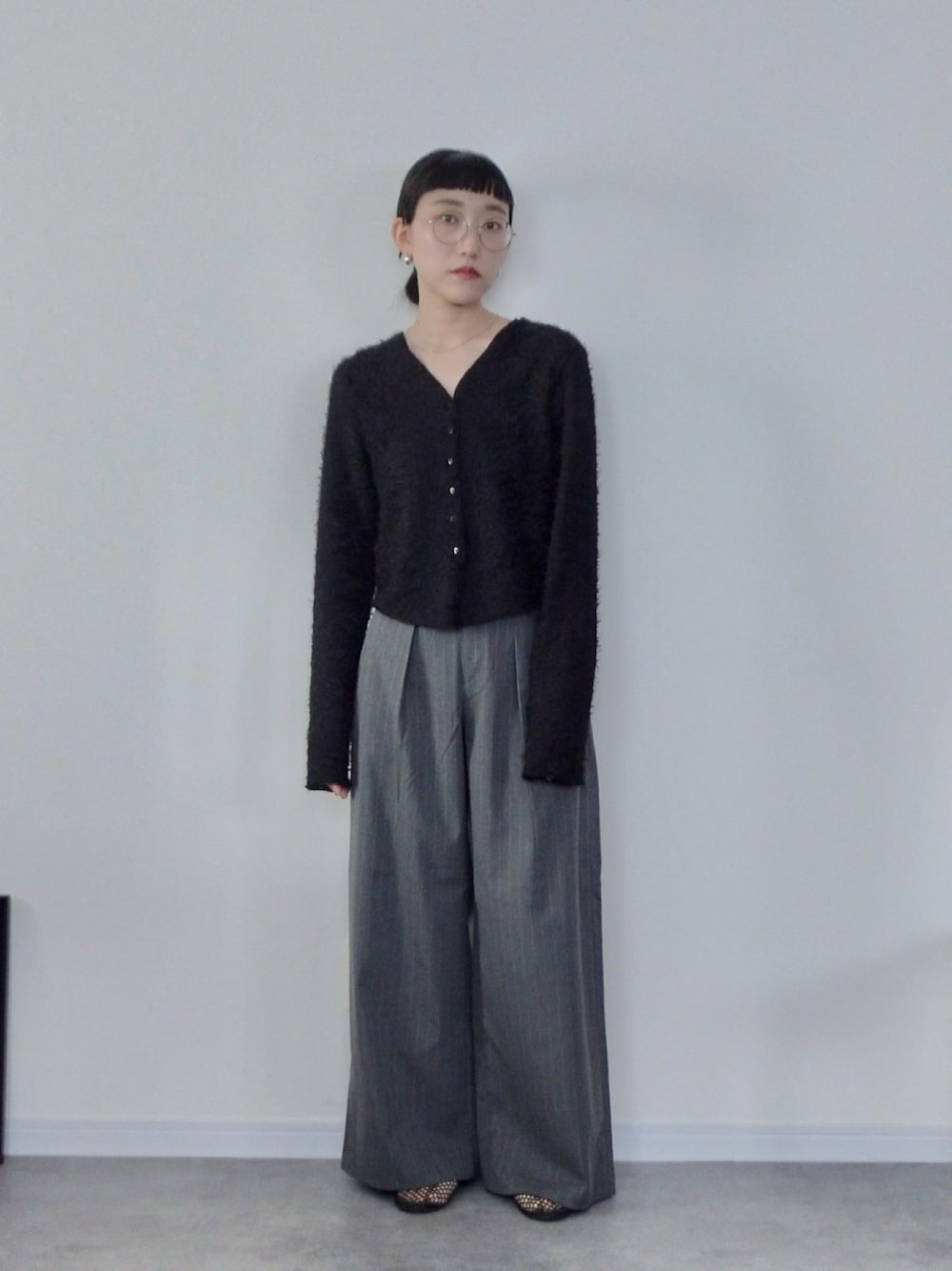 「メガネ女子、秋っぽコーデ更新中、シャギーニット、カーディガン、モノトーン、ワントーンコーデ、UNIQLO、シンプルスタイル、初秋コーデ、大人女子、韓国ファッション、ワイドパンツ、スラックス」｜「MONONE.のアイテム（カーディガン/ボレロ、ブラック系）」を使った、弥生 / yayoiさん（レディース・160cm）の秋コーディネートの1枚目の写真