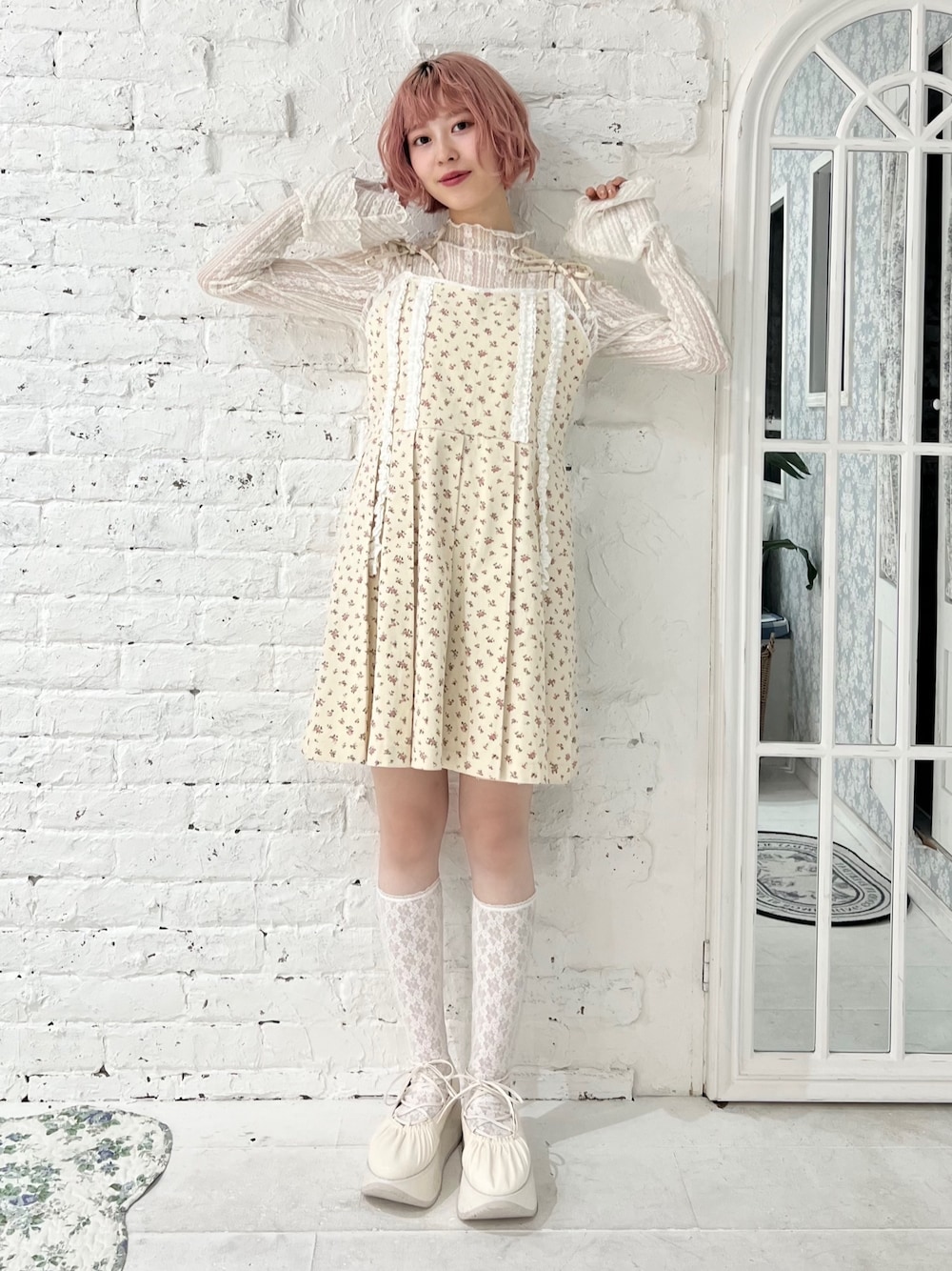 ホワイト系のワンピース、ホワイト系のTシャツ/カットソー、ホワイト系のバレエシューズを着用したレディースの冬コーディネートの1枚目の写真