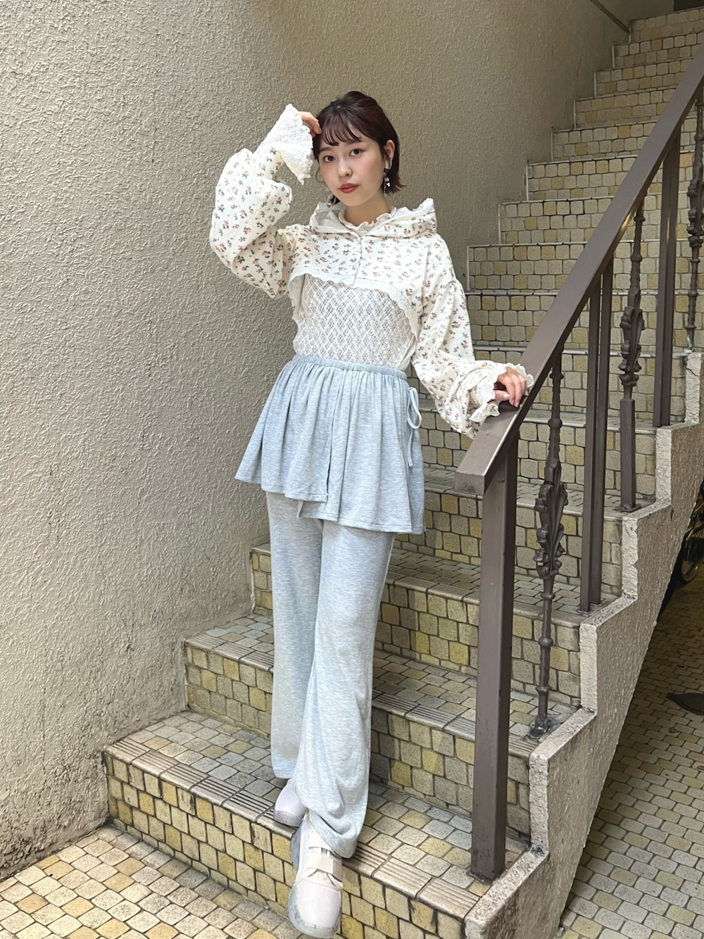 その他のカーディガン/ボレロ、ホワイト系のTシャツ/カットソー、ベージュ系のスニーカーを着用したレディースの夏コーディネートの1枚目の写真