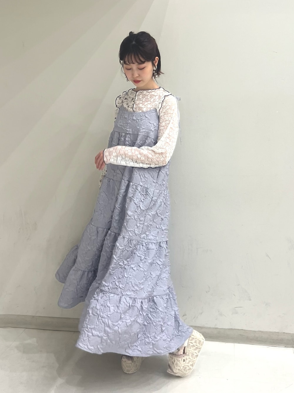 パープル系のワンピース、ホワイト系のTシャツ/カットソー、ホワイト系のサンダルを着用したレディースの夏コーディネートの1枚目の写真