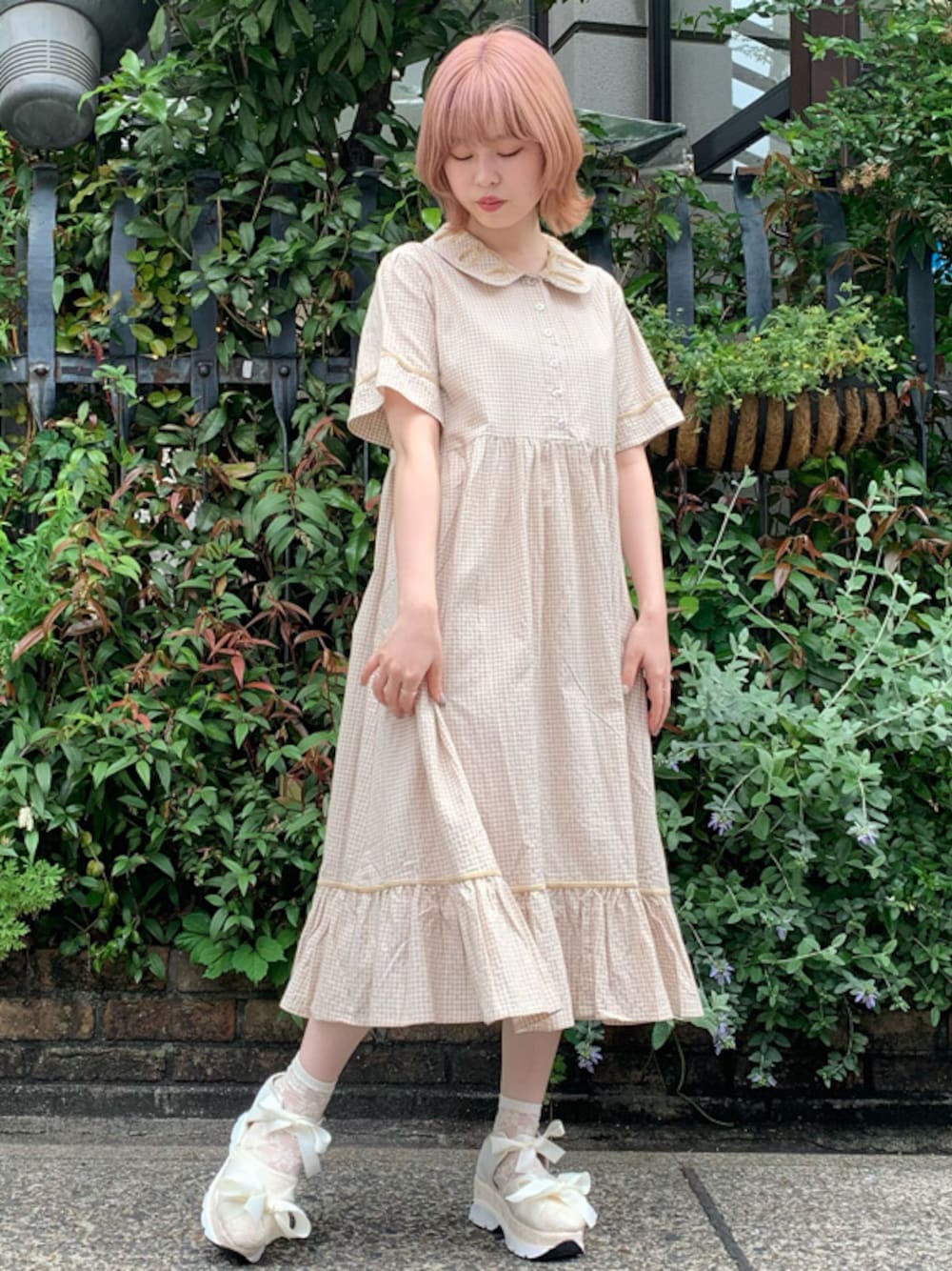 「merryjenny」｜「merry jennyのくるくるパイピングカラーワンピース（ワンピース、ベージュ系）」を使った、sumomoさん（レディース・156cm）の春コーディネートの1枚目の写真