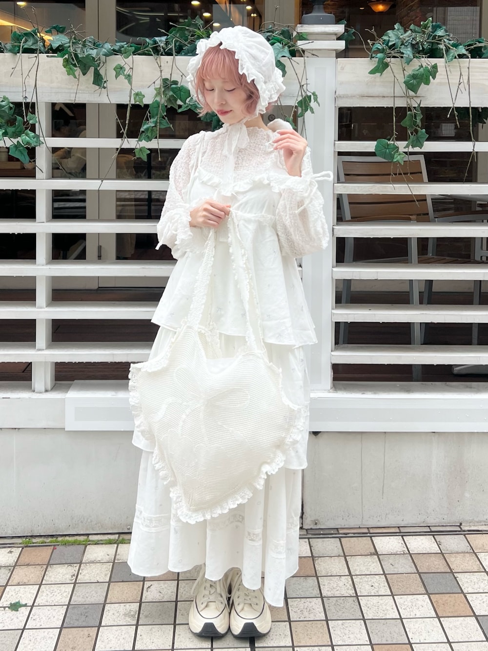 ホワイト系のワンピース、ホワイト系のTシャツ/カットソー、ホワイト系のトートバッグを着用したレディースの冬コーディネートの1枚目の写真