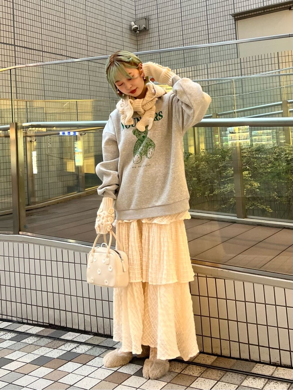 ホワイト系のパンプス、ホワイト系のボストンバッグ、ホワイト系のパンプスを着用したレディースの秋コーディネートの1枚目の写真