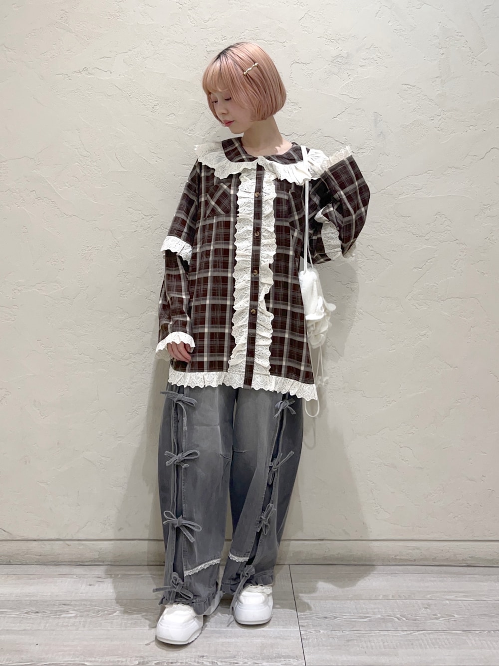 ブラウン系のシャツ/ブラウス、グレー系のデニムパンツ、ホワイト系のスニーカーを着用したレディースの秋コーディネートの1枚目の写真