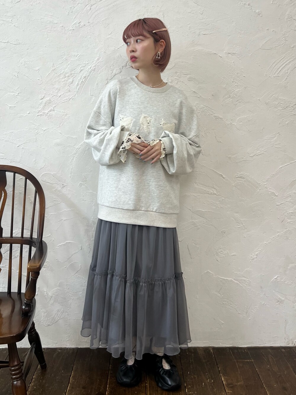 グレー系のスウェット、グレー系のワンピース、ホワイト系のTシャツ/カットソーを着用したレディースの夏コーディネートの1枚目の写真