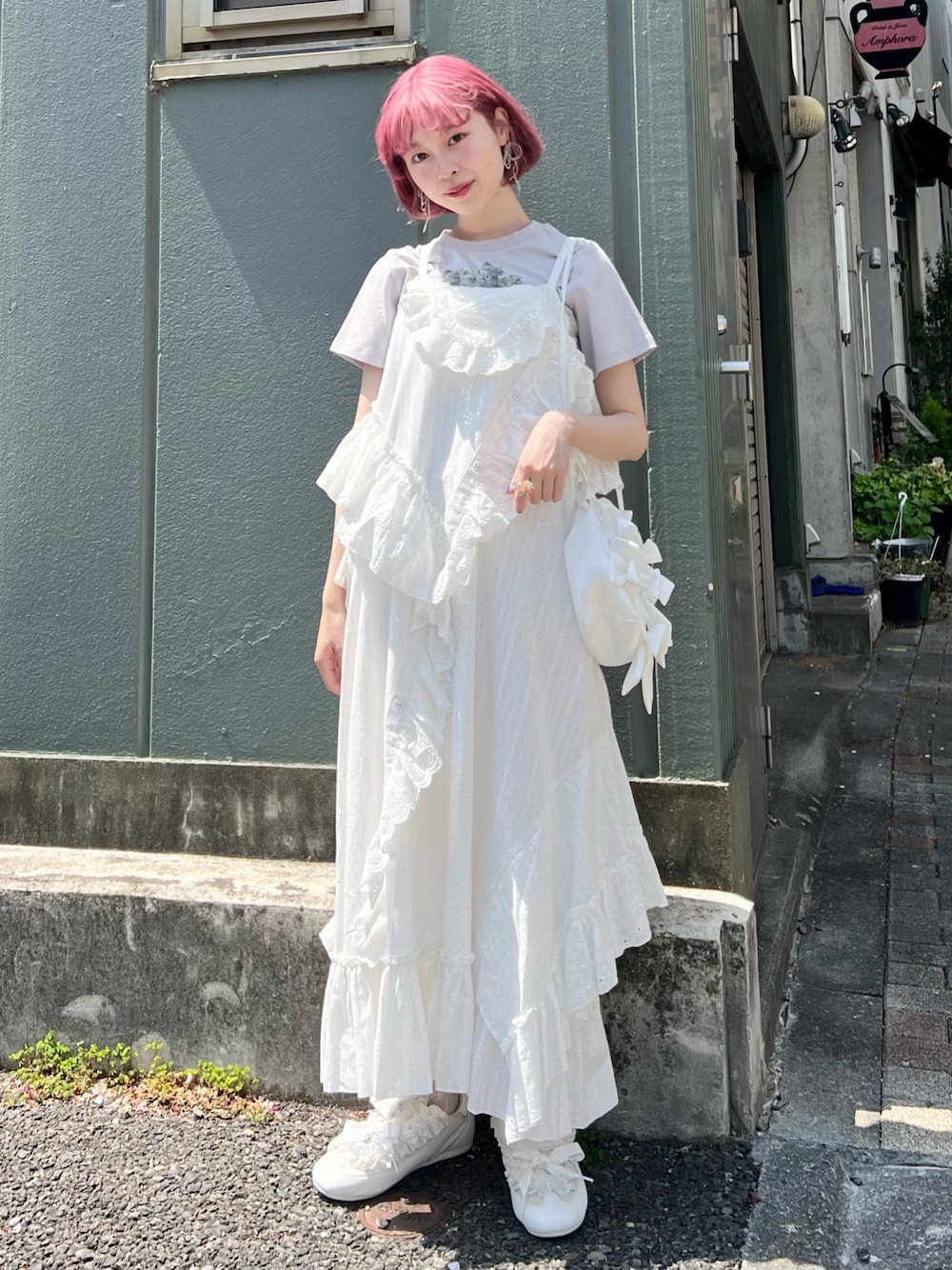 ブルー系のTシャツ/カットソー、ホワイト系のワンピース、ホワイト系のショルダーバッグを着用したレディースの夏コーディネートの1枚目の写真