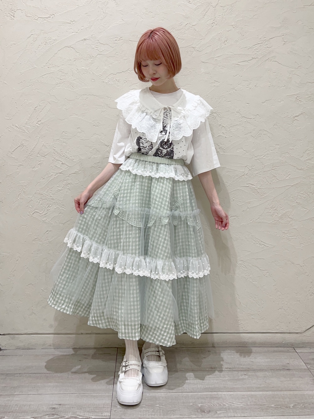 グリーン系のスカート、グリーン系のスカート、ホワイト系のTシャツ/カットソーを着用したレディースの夏コーディネートの1枚目の写真