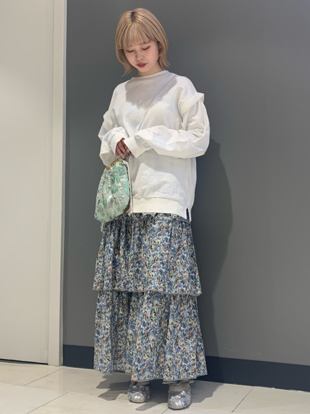 シルバー系のその他シューズ、ブルー系のTシャツ/カットソーを着用したレディースの春コーディネートの1枚目の写真