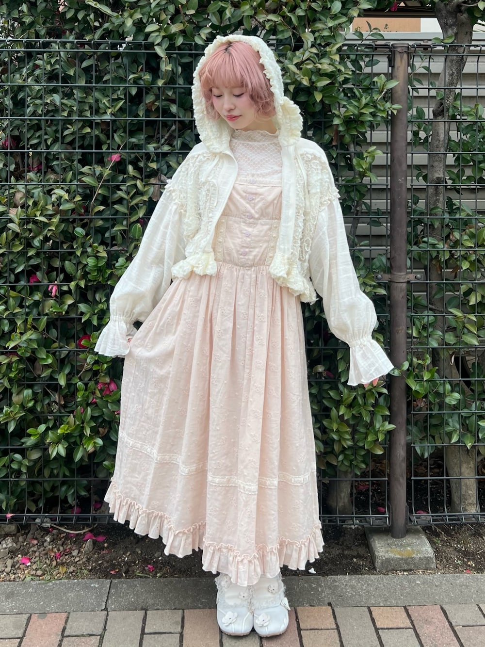 ホワイト系のブルゾン、ホワイト系のTシャツ/カットソー、ピンク系のワンピースを着用したレディースの冬コーディネートの1枚目の写真