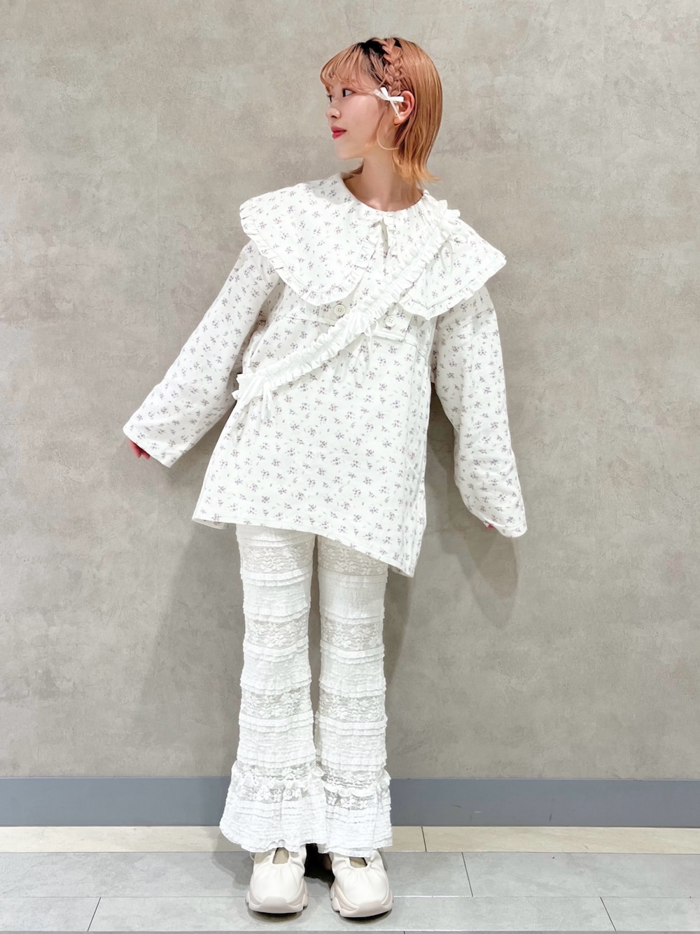 ホワイト系のデニムジャケット、ホワイト系のスラックス、ホワイト系のスニーカーを着用したレディースの秋コーディネートの1枚目の写真