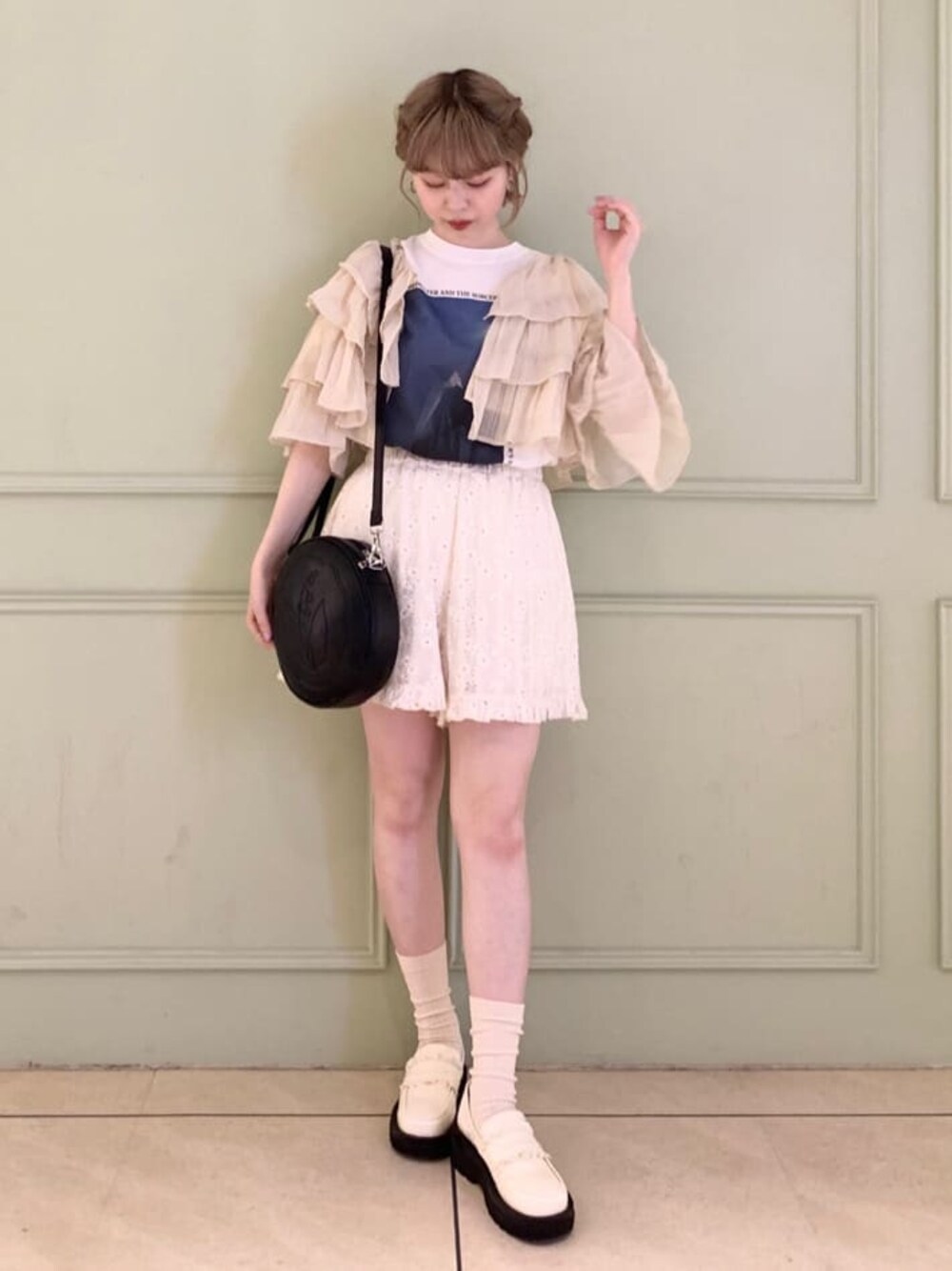 ブラック系のショルダーバッグ、ホワイト系のTシャツ/カットソー、ホワイト系のその他パンツを着用したレディースの春コーディネートの1枚目の写真